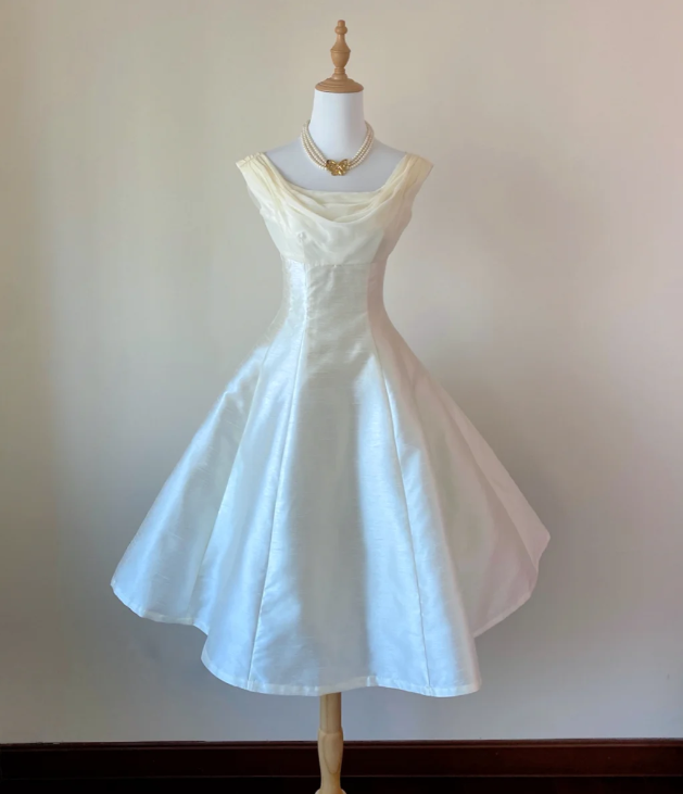 Jolie Robe d'Anniversaire Blanche en Satin Coupe A-ligne Robe de Soirée sans Manches Courte pour Bal de Promo ED07527