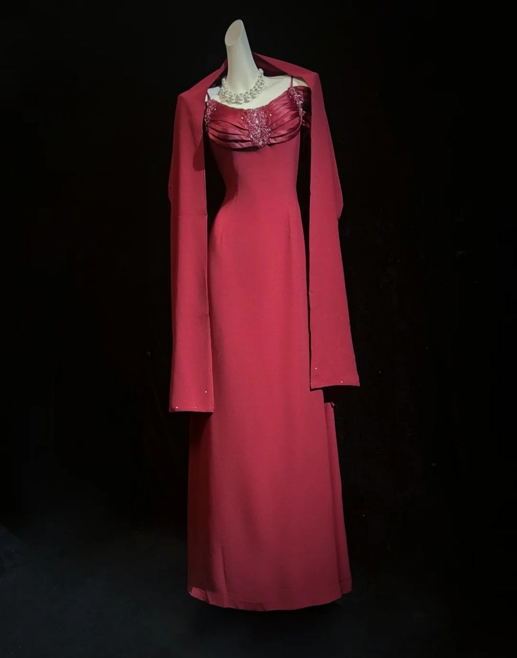 Robe de bal chic bordeaux fourreau à bretelles spaghetti en mousseline perles longue ED07611