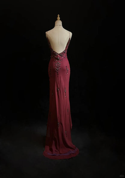Robe de soirée longue vintage fourreau à fines bretelles en mousseline perlée bordeaux pour bal de promo ED07707