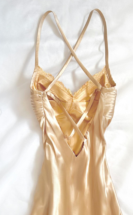 Robe longue de soirée chic en satin champagne à fines bretelles et fourreau ED07783