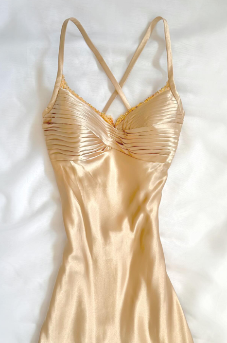 Robe longue de soirée chic en satin champagne à fines bretelles et fourreau ED07783