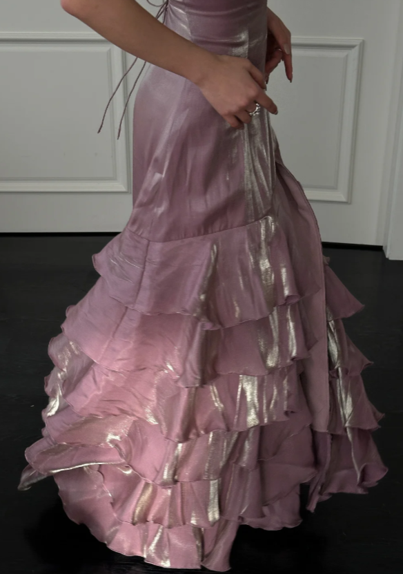 Robe de soirée longue satinée rose poudré avec bretelles fines et coupe fourreau - ED07784