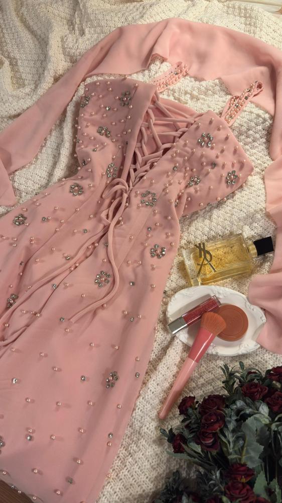 Süßes rosa Geburtstags-Kleid mit Spaghettiträgern, Etui-Form, Chiffon, Urlaubs-Kleid, perlenbesetztes kurzes Ballkleid ED07799
