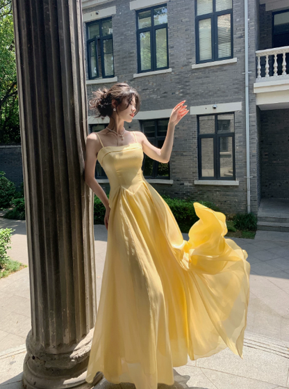 Robe de Demoiselle d'Honneur Jaune Tendance Bretelles Spaghetti Robe d'Anniversaire Coupe Évasée Robe de Bal en Satin ED07844