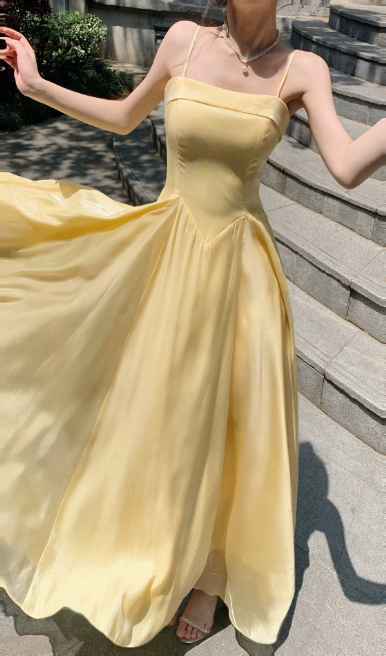 Robe de Demoiselle d'Honneur Jaune Tendance Bretelles Spaghetti Robe d'Anniversaire Coupe Évasée Robe de Bal en Satin ED07844
