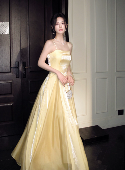 Robe de Demoiselle d'Honneur Jaune Tendance Bretelles Spaghetti Robe d'Anniversaire Coupe Évasée Robe de Bal en Satin ED07844