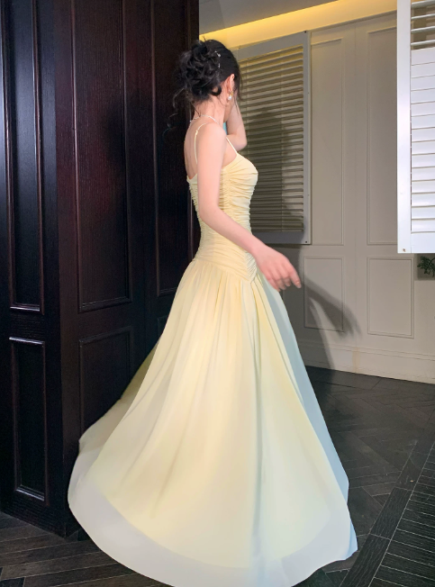 Robe de demoiselle d'honneur jaune tendance à fines bretelles, robe d'anniversaire fourreau, robe de bal en mousseline de soie ED07845