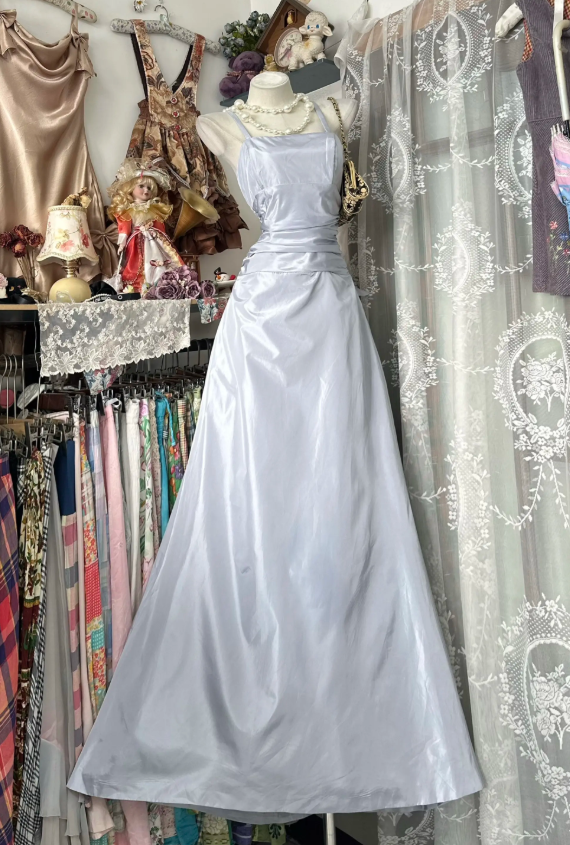 Robe de soirée longue fourreau en satin à fines bretelles élégante Robe de bal argentée ED07880