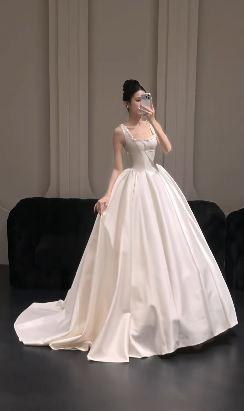 Robe de mariée trapèze intemporelle à fines bretelles en satin Robe de mariée blanche ED07897