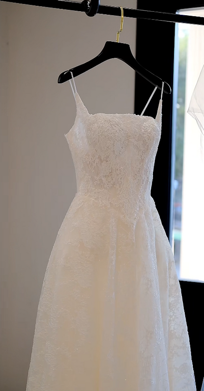 Robe de mariée intemporelle en dentelle avec bretelles fines et coupe trapèze Robe de mariée blanche ED07898