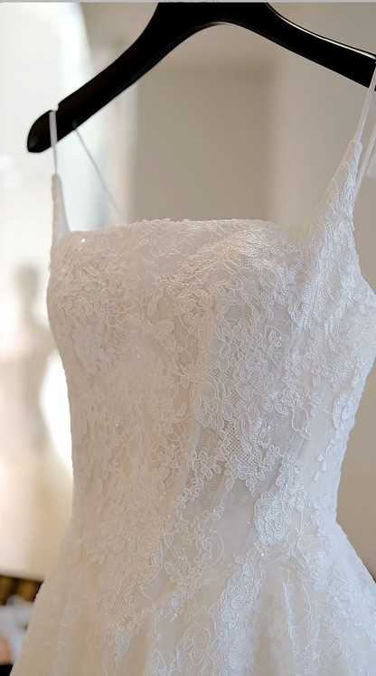Robe de mariée intemporelle en dentelle avec bretelles fines et coupe trapèze Robe de mariée blanche ED07898