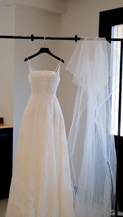 Robe de mariée intemporelle en dentelle avec bretelles fines et coupe trapèze Robe de mariée blanche ED07898
