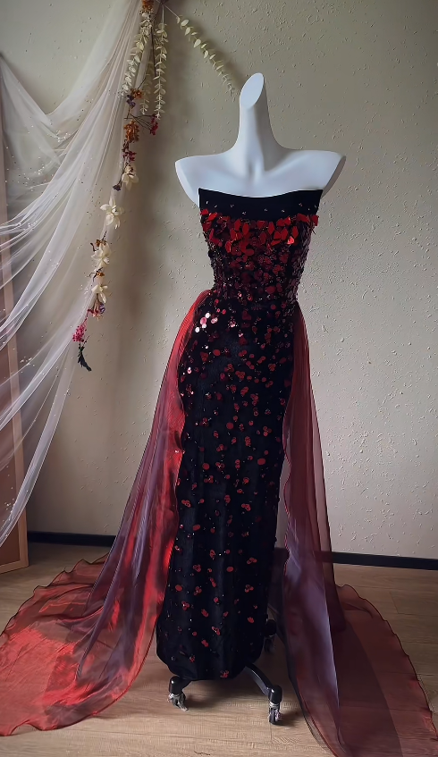 Elegantes Trägerloses Etui-Abendkleid aus Tüll in Burgunderrot Ballkleid ED07961