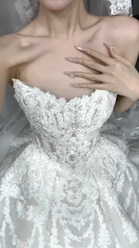 Robe de mariée bustier simple, coupe trapèze, tulle et appliqués, robe de mariée blanche ED08010