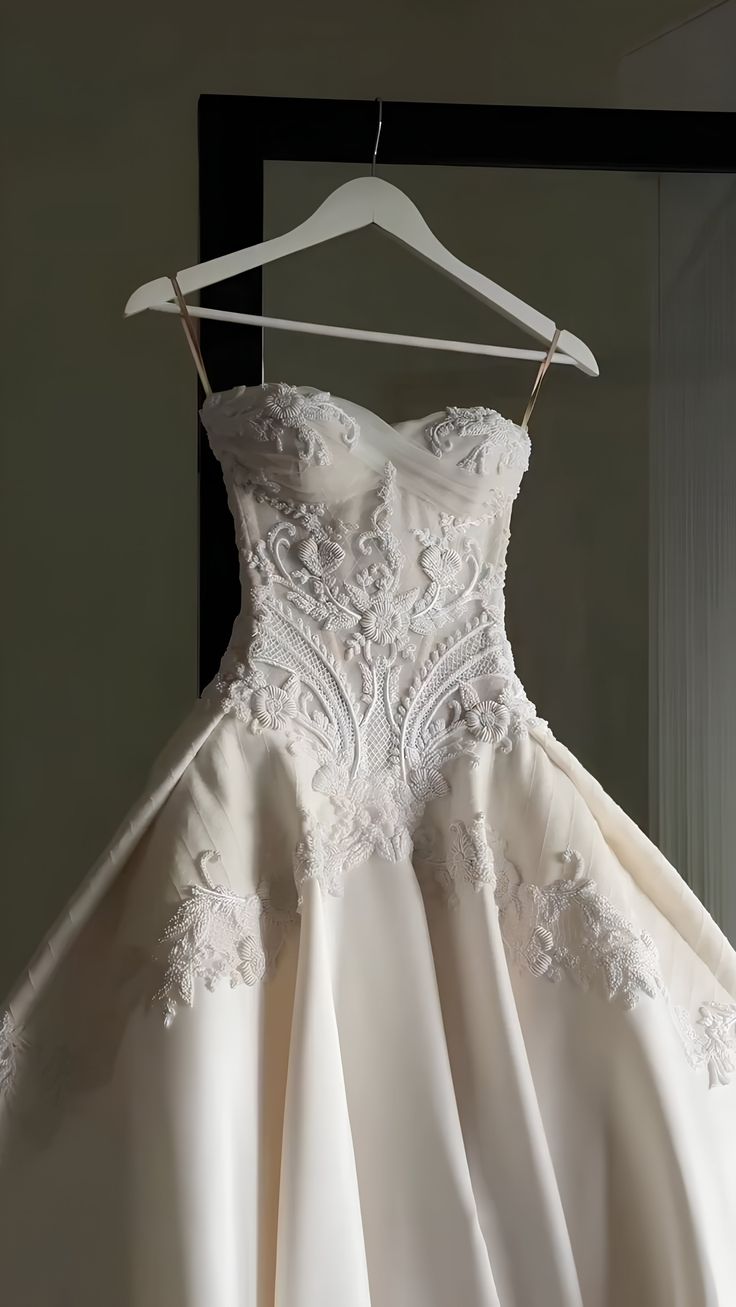 Timeless Sweetheart A-Line Wedding Dress Satin Appliques Bridal Dress White Bridal Gown ED08013
