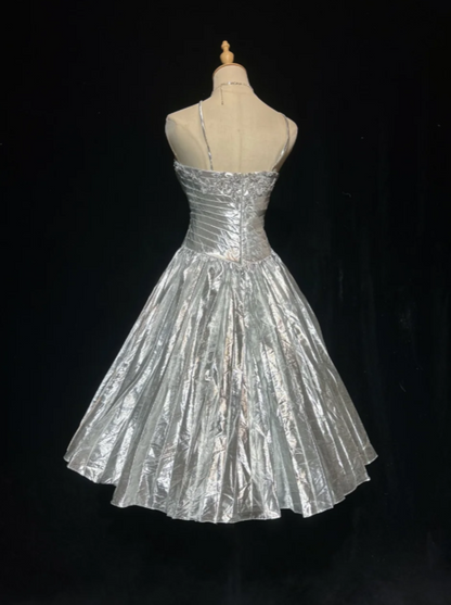 Mignonne Robe d'anniversaire à fines bretelles en satin métallisé coupe trapèze Courte Robe de bal Argentée Tenue de soirée ED08114