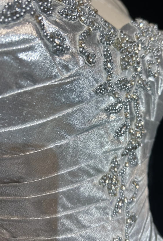 Mignonne Robe d'anniversaire à fines bretelles en satin métallisé coupe trapèze Courte Robe de bal Argentée Tenue de soirée ED08114
