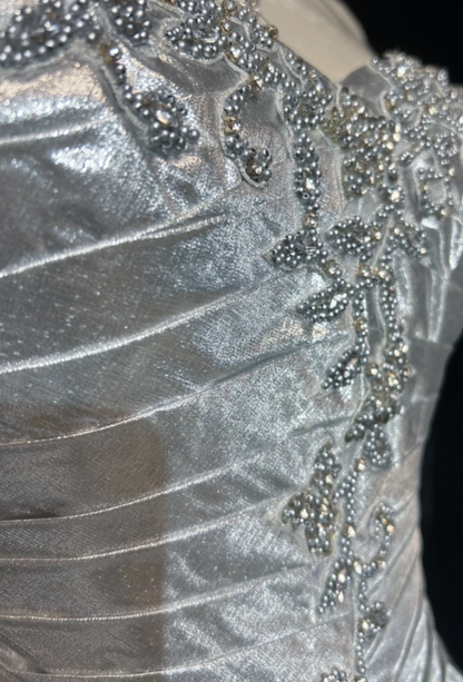 Mignonne Robe d'anniversaire à fines bretelles en satin métallisé coupe trapèze Courte Robe de bal Argentée Tenue de soirée ED08114