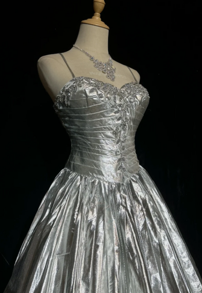 Mignonne Robe d'anniversaire à fines bretelles en satin métallisé coupe trapèze Courte Robe de bal Argentée Tenue de soirée ED08114