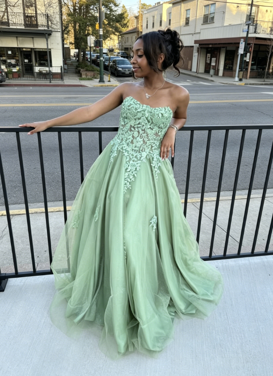 Fashion Grünes Hochzeitsgastkleid Trägerlos A-Linie Tüll Langes Abendkleid ED08167