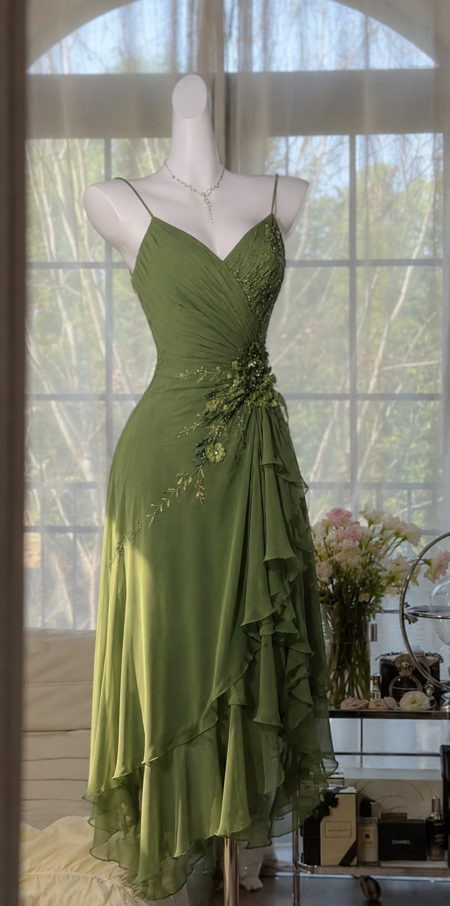 Einfaches kurzes grünes Abiballkleid Scheide Chiffon Homecoming-Kleid Spaghetti-Träger Geburtstagsparty-Outfit ED08182