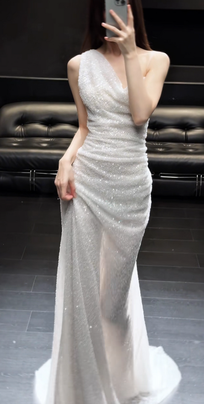 Zeitloses, schulterfreies Etui-Hochzeitskleid Weißes Brautkleid Perlenbesetztes Chiffon-Brautkleid EW08189