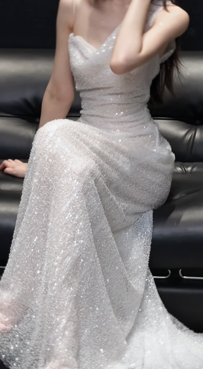 Zeitloses, schulterfreies Etui-Hochzeitskleid Weißes Brautkleid Perlenbesetztes Chiffon-Brautkleid EW08189