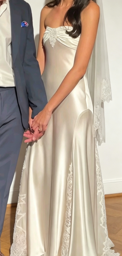 Zeitloses trägerloses Etui-Hochzeitskleid, weißes Brautkleid, Satin-Brautkleid ED08191
