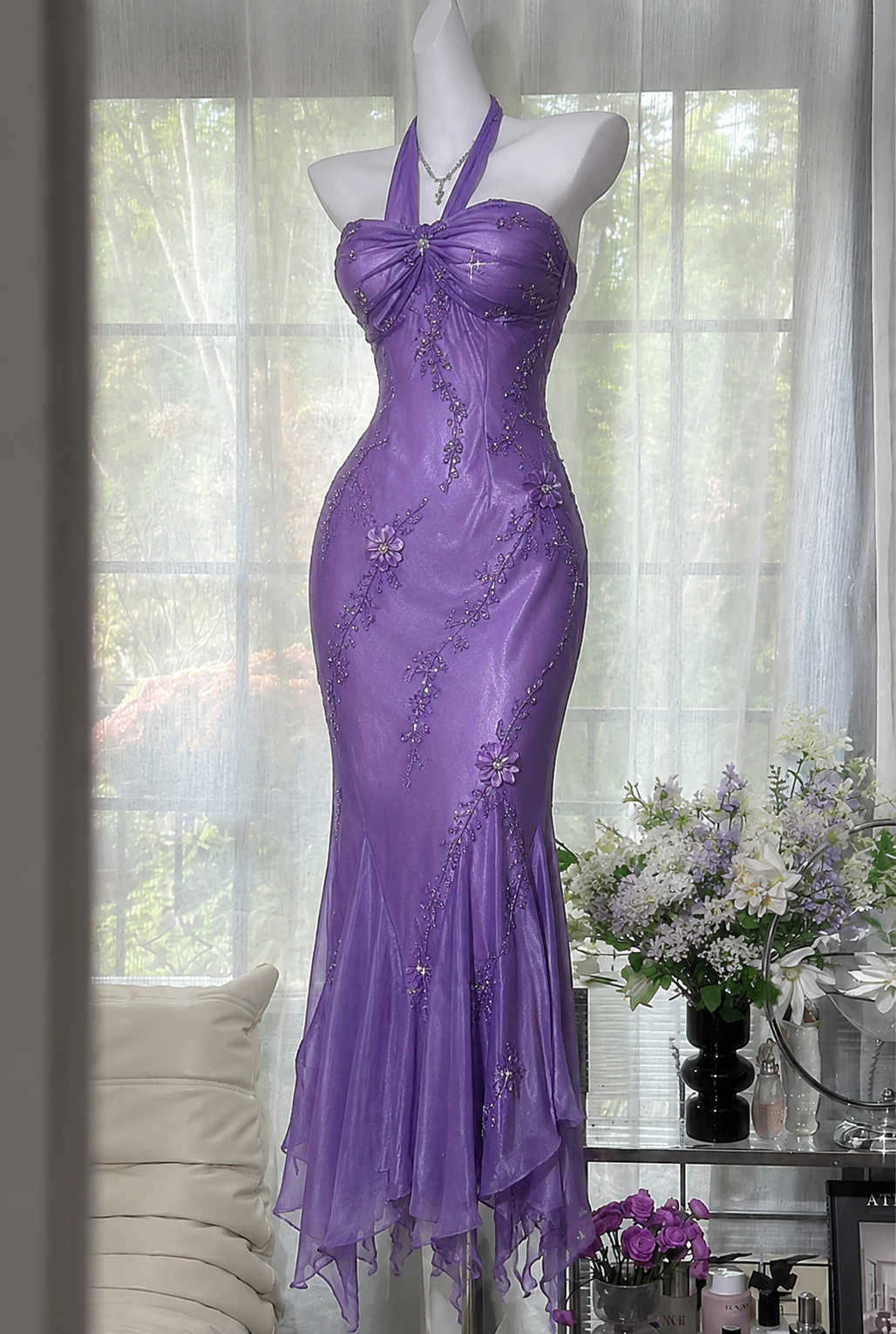 Elfenhaftes lila Ballkleid Neckholder Etui Chiffon Perlen Lang Abendkleid ED08209