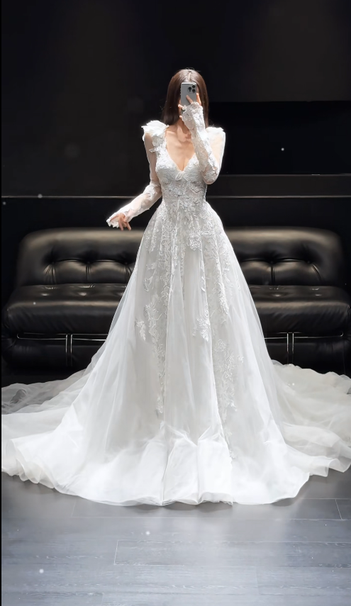 Modest V-neck A-line Wedding Dress Applique White Birdal Gown Tulle Bridal Dress ED08272