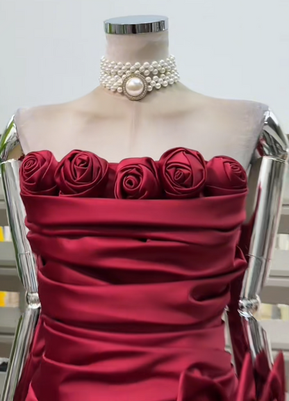 Einfaches trägerloses Partykleid Scheide Satin Geburtstagskleid Ärmelloses Burgunderrotes Heimkehrkleid ED08286