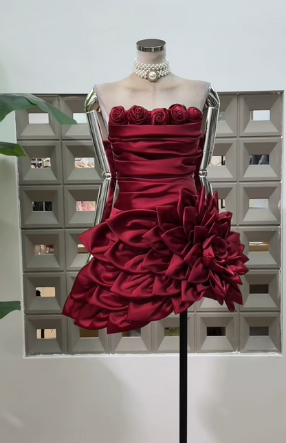 Einfaches trägerloses Partykleid Scheide Satin Geburtstagskleid Ärmelloses Burgunderrotes Heimkehrkleid ED08286