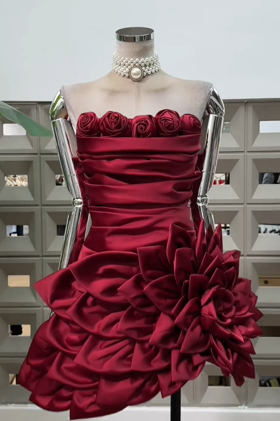 Einfaches trägerloses Partykleid Scheide Satin Geburtstagskleid Ärmelloses Burgunderrotes Heimkehrkleid ED08286