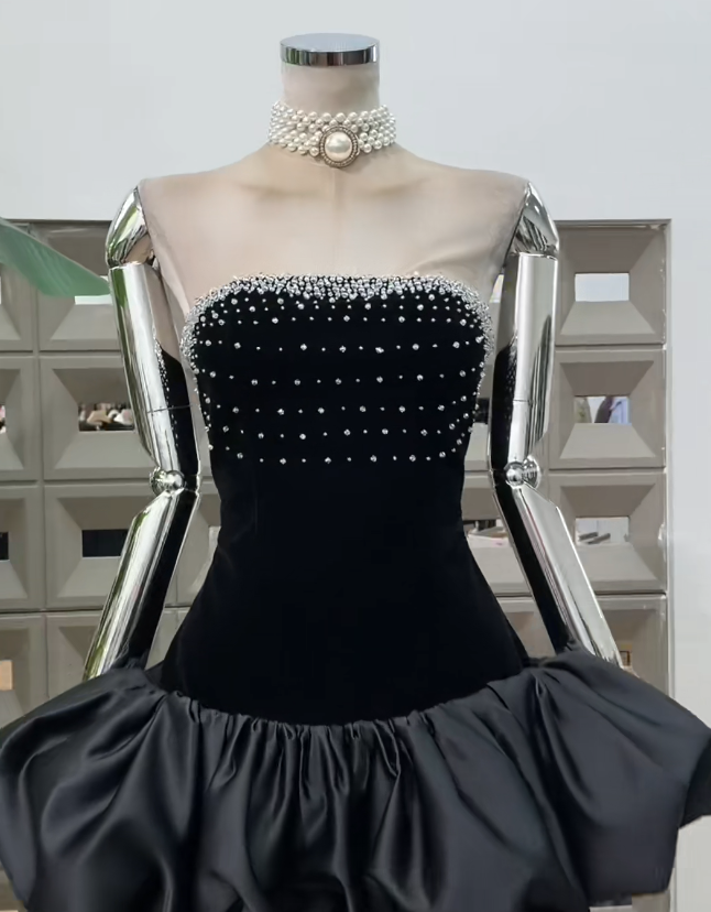 Einfaches trägerloses Partykleid Etui Schwarz Geburtstagskleid Ärmelloses Satin-Heimkehrkleid ED08288
