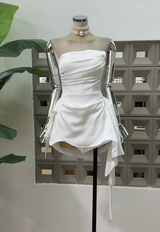 Einfaches weißes Homecoming-Kleid, trägerlos, kurzes Geburtstags-Outfit, Etui-Satinkleid für den Sommer ED08308