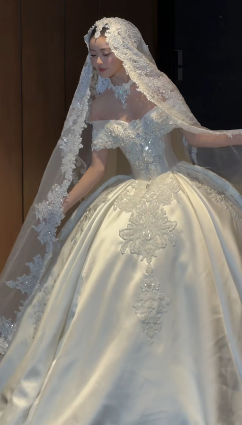 Chic Off-shoulder A-Line Wedding Dress Satin Applique Bridal Gown White Bridal Dress ED08327