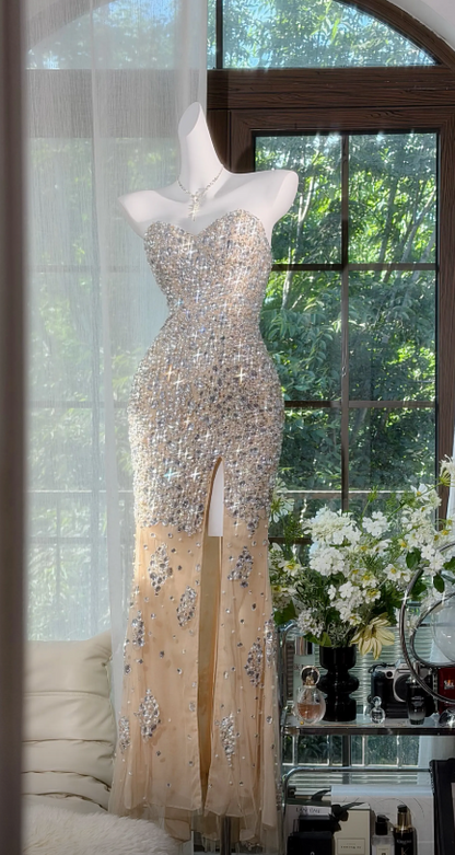 Elegantes trägerloses Etui-Abendkleid aus Chiffon mit Diamanten Champagner ED08410