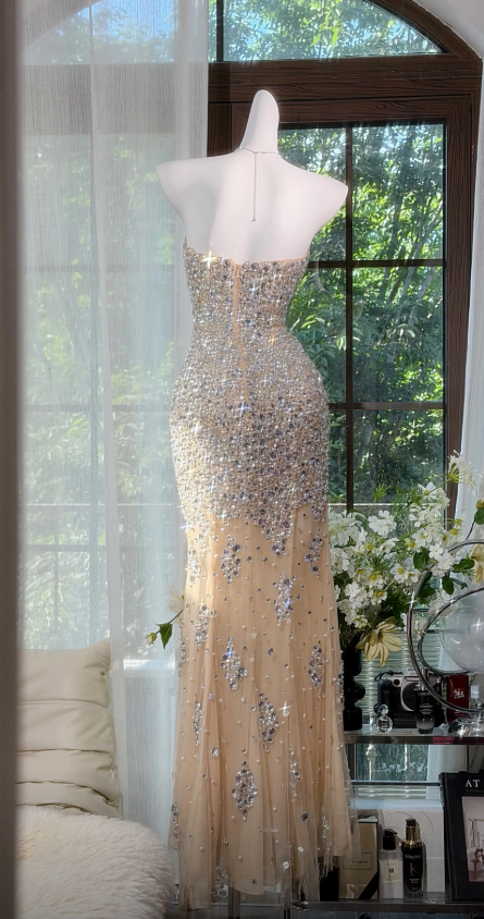 Elegantes trägerloses Etui-Abendkleid aus Chiffon mit Diamanten Champagner ED08410