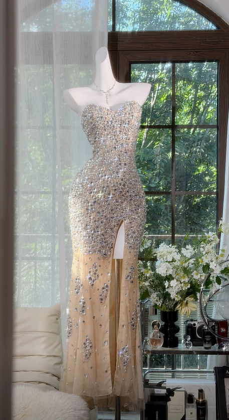 Elegantes trägerloses Etui-Abendkleid aus Chiffon mit Diamanten Champagner ED08410