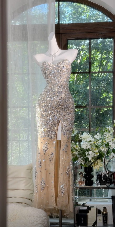 Elegantes trägerloses Etui-Abendkleid aus Chiffon mit Diamanten Champagner ED08410