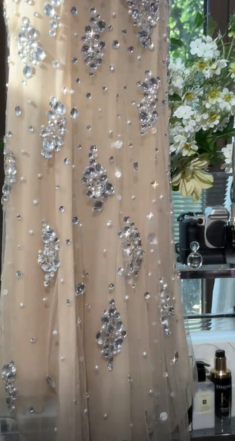 Elegantes trägerloses Etui-Abendkleid aus Chiffon mit Diamanten Champagner ED08410