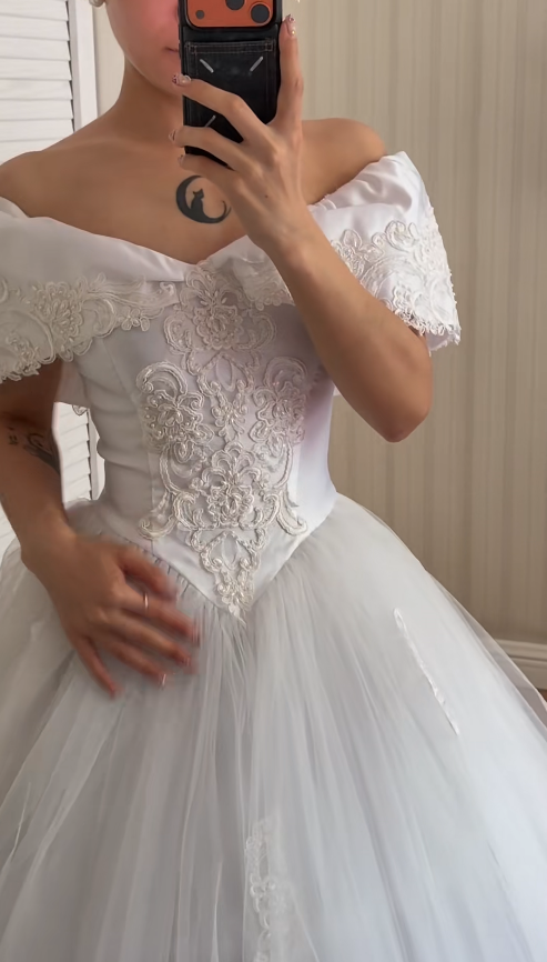 Elegant Off-shoulder A-Line Wedding Dress Tulle Bridal Dress White Bridal Gown ED08677