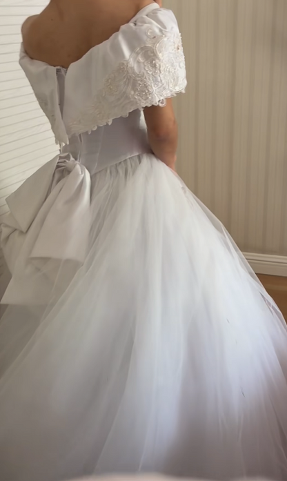 Elegant Off-shoulder A-Line Wedding Dress Tulle Bridal Dress White Bridal Gown ED08677