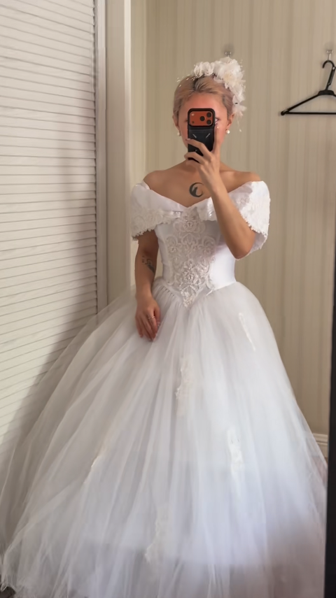 Elegant Off-shoulder A-Line Wedding Dress Tulle Bridal Dress White Bridal Gown ED08677