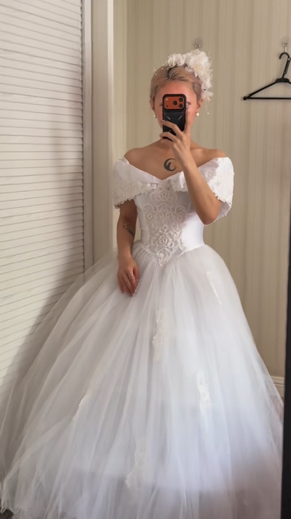 Elegant Off-shoulder A-Line Wedding Dress Tulle Bridal Dress White Bridal Gown ED08677