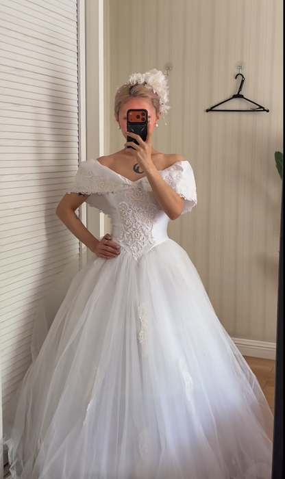 Elegant Off-shoulder A-Line Wedding Dress Tulle Bridal Dress White Bridal Gown ED08677