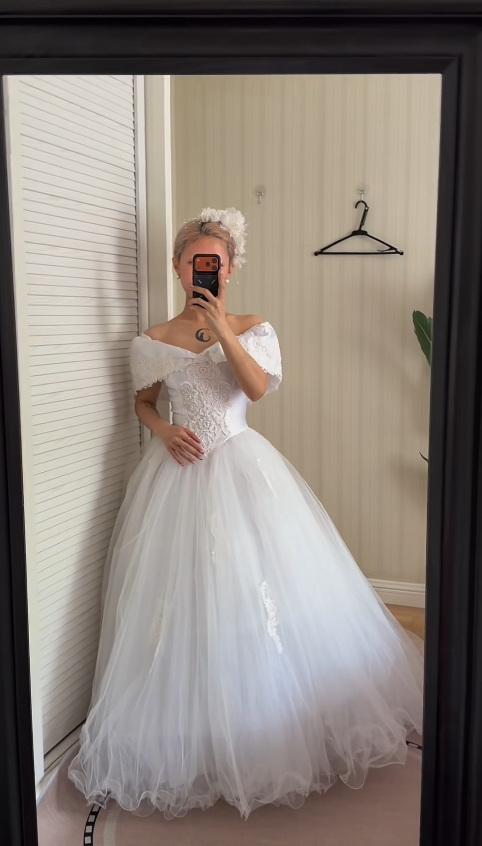 Elegant Off-shoulder A-Line Wedding Dress Tulle Bridal Dress White Bridal Gown ED08677