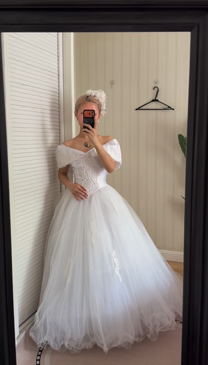 Elegant Off-shoulder A-Line Wedding Dress Tulle Bridal Dress White Bridal Gown ED08677