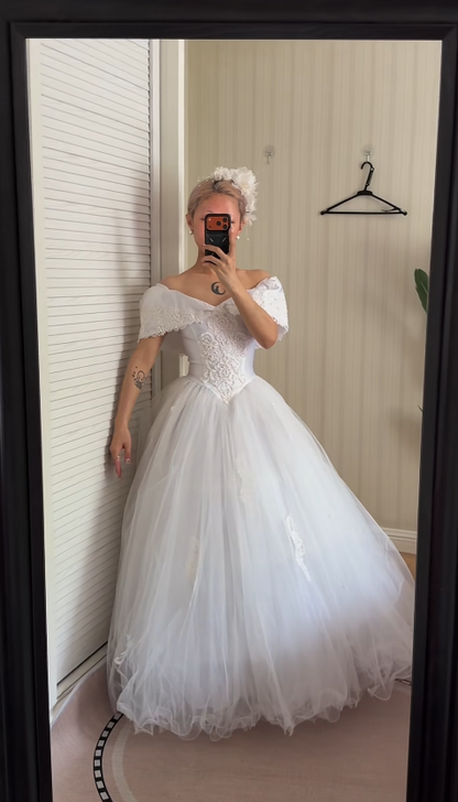 Elegant Off-shoulder A-Line Wedding Dress Tulle Bridal Dress White Bridal Gown ED08677