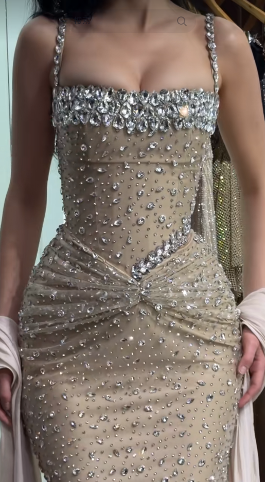 Elegantes, langes, aprikosenfarbenes Abendkleid mit Spaghettiträgern, Etui-Schnitt, Tüll und Perlen – Ballkleid ED08719